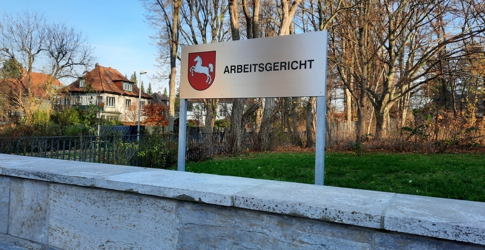 Schild des Arbeitsgerichts Braunschweig im Frühjahr 2023